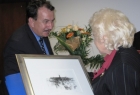 Wojciech Kozak gratuluje prof. Wiesławie Piwowarskiej, fot. Agata Złonkiewicz