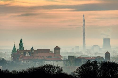 Miejsce 1: Zespół Wzgórza Wawelskiego przed świtem. W tle elektrociepłownia Łęg. Fot. Jar.ciurus, CC BY-SA 3.0 PL