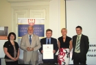 Wyróżnieni w konkursie SGiPM na najlepszą stronę internetową odbierają dyplomy na spotkaniu przy ul. Grodzkiej w Krakowie