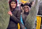 Mężczyzna i kobieta trzymają choinki