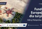 Grafika przedstawia Pustynię Błędowską oraz napis Fundusze Europejskie dla turystyki. Odkryj Małopolskę na nowo