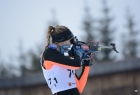 Zdjęcie przedstawia kobietę sportowca strzelającego do tarczy.