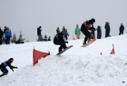 Zdjęcie przedsatwia zjeżdzajacych snowboardzistów.