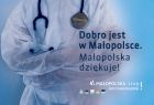 Zdjęcie lekarza ze słuchawką i napis Dobro jest w Małopolsce. Małopolska dziękuje