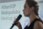 Zdjęcie przedstawia uczestników spotkania podsumowującego II edycję #StartUP Małopolska