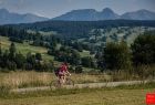 kolarz podczas wyścigu Tatra Road Race na tle Tatr