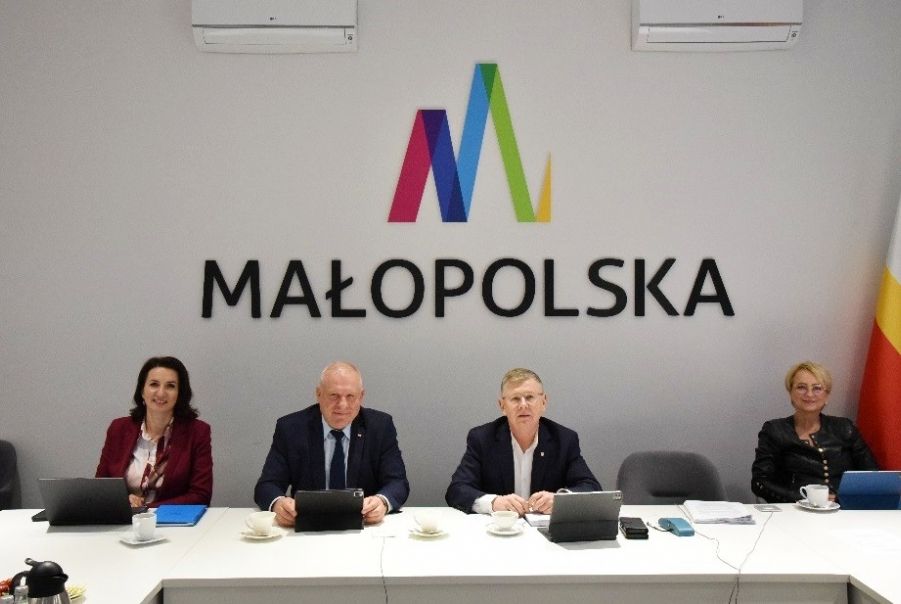 Przejdź do: ZWM: 160 mln zł na opiekę zdrowotną, budowę dróg, kanalizację i gospodarkę odpadami