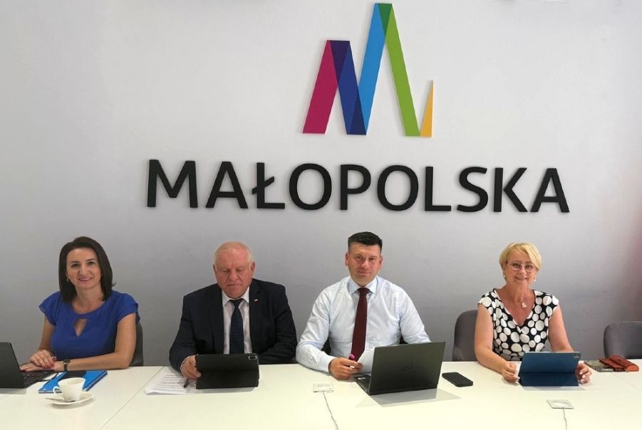 Przejdź do: ZWM: Ponad 116 mln zł na wsparcie opieki medycznej, transport i infrastrukturę