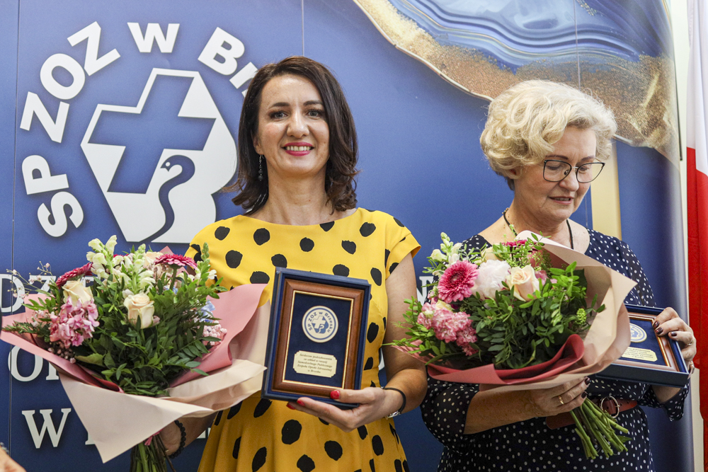 Marta Malec-Lech trzyma podziękowanie.