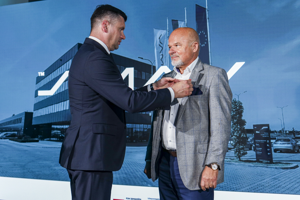 Marszałek Łukasz Smółka przypina medal Markowi Majowi.