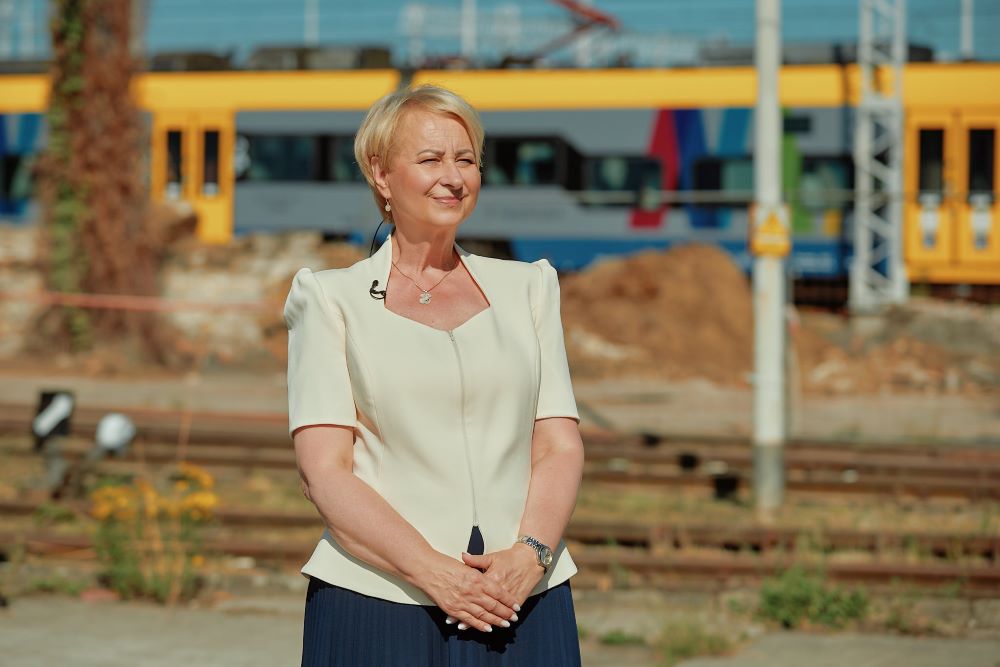 Iwona Gibas stoi przy torach.