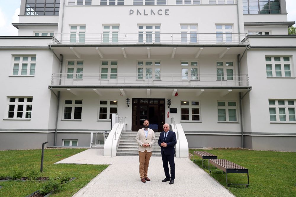 Wicemarszałek Ryszard Pagacz i dyrektor muzeum stoją przed budynkiem muzeum.