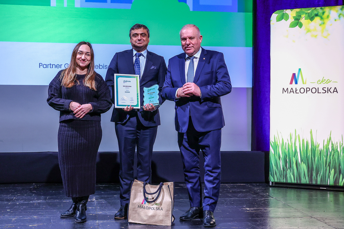 Wicemarszałek i rardna stoją z laureatem.