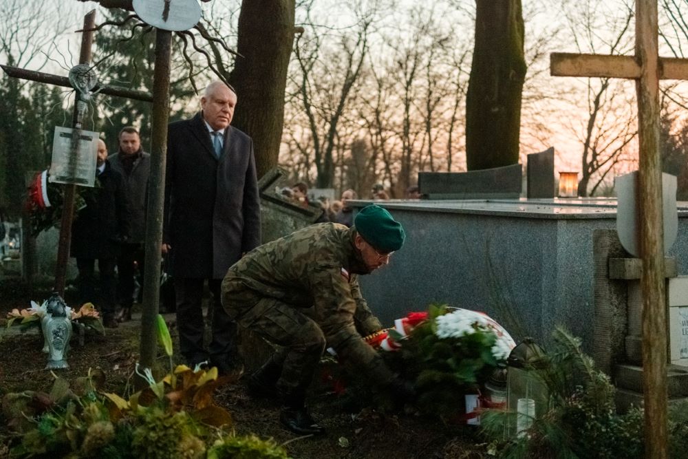 Wicemarszałek Ryszard Pagacz stoi przed grobem.