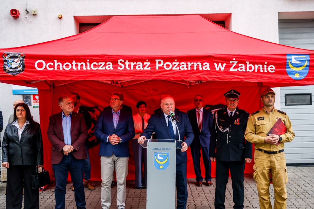 Wicmearszałek Ryszard Pagacz stoi pod namiotem.