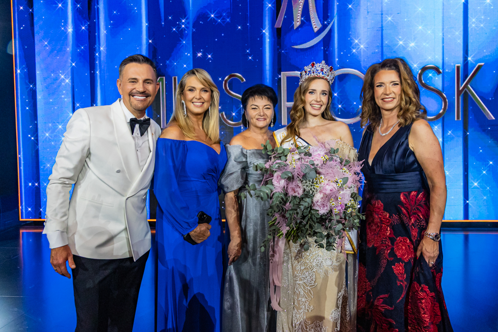 Jawdiwga Wójtowicz stoi na scenie z Miss Polski i jury.