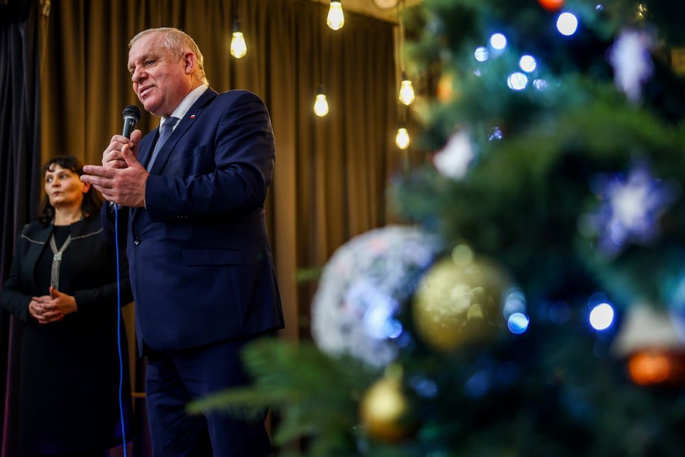 Wicemarszałek Ryszard Pagacz stoi na scenie.