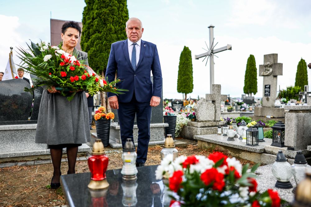 Wicemarszałek Ryszard Pagacz stoi na cmentarzu.