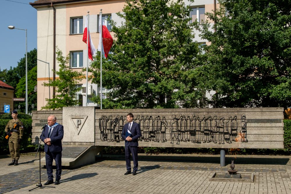 Wicemarszałek Ryszard Pagacz stoi przed pomnikiem.
