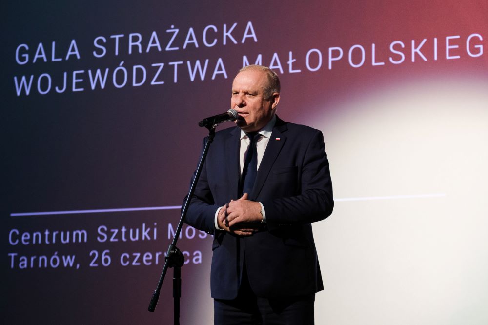 Wicemarszałek Ryszard Pagacz stoi na scenie.