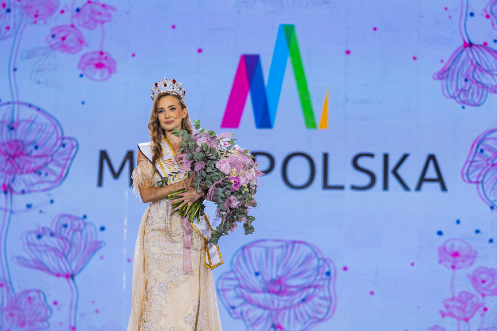 Miss Polski 2025 stoi na scenie. Za nią widoczny napis Małopolska.