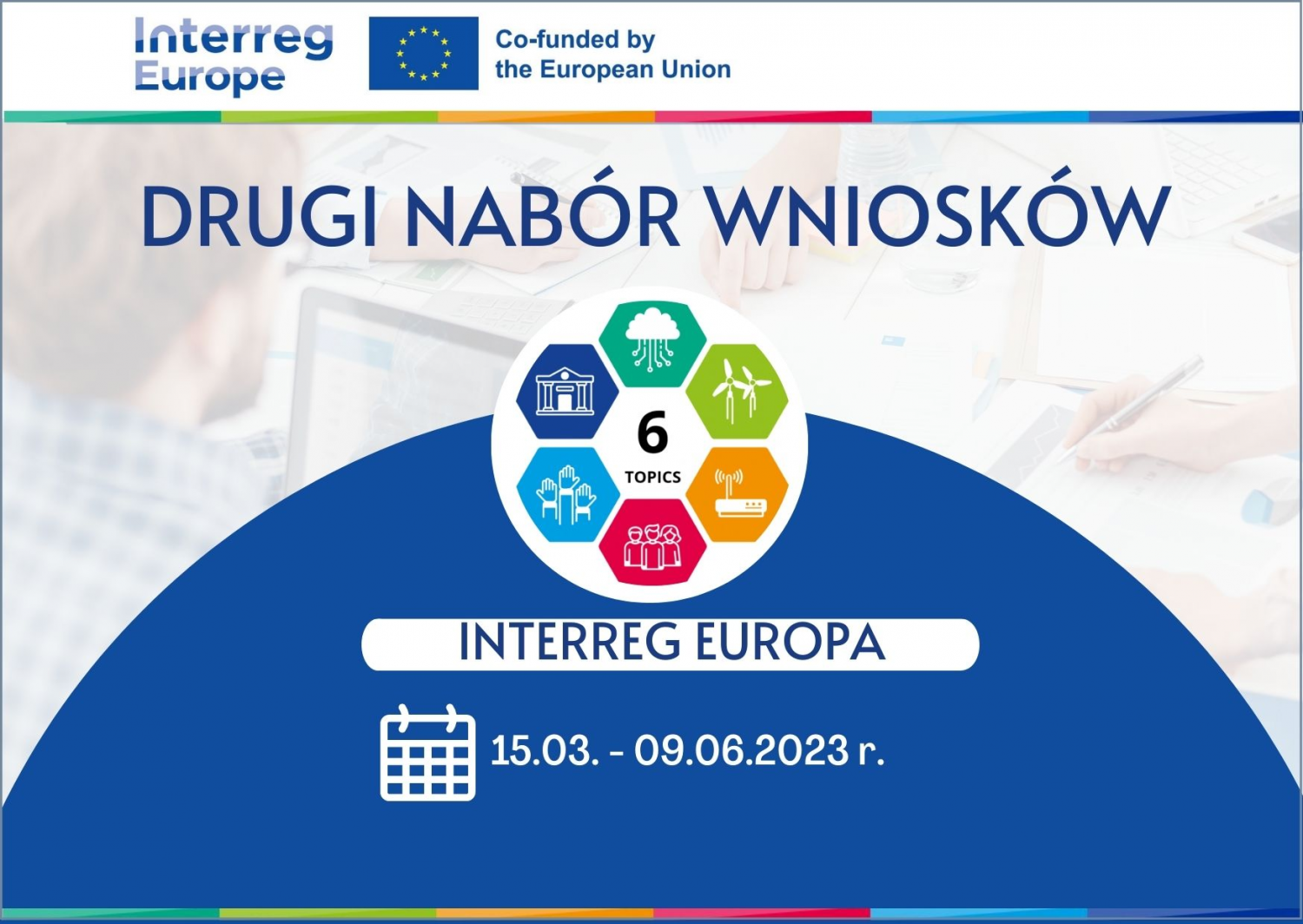 Baner promujący drugi nabór wniosków projektowych do programu Interreg Europa. Na banerze informacja z napisem o terminie naboru: 15.03. -09.06.2023 r. oraz elementy graficzne ilustrujące 6 obszarów tematycznych programu.