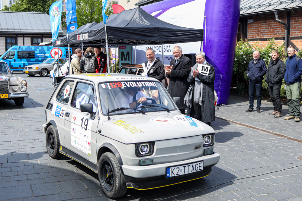 Szary Fiat 126p na starcie.