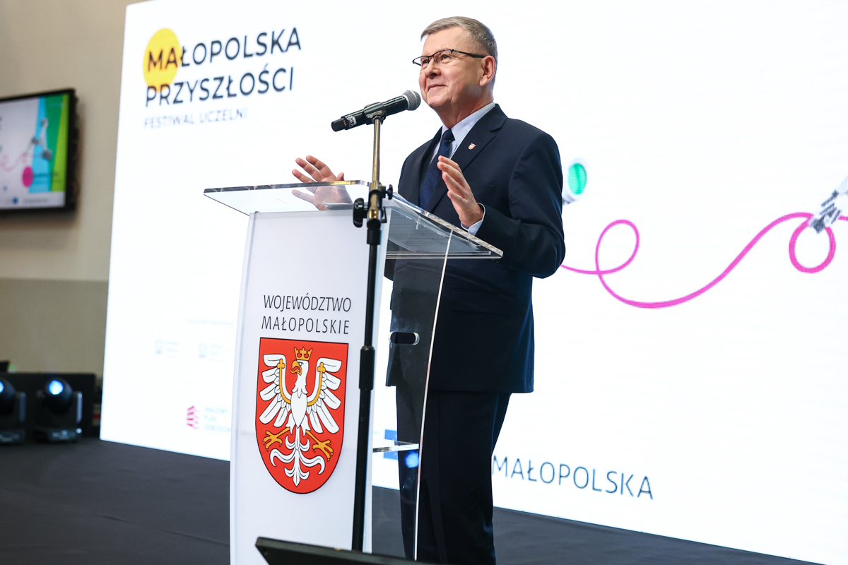 Wicemarszałek Witold Kozłowski przy mównicy.