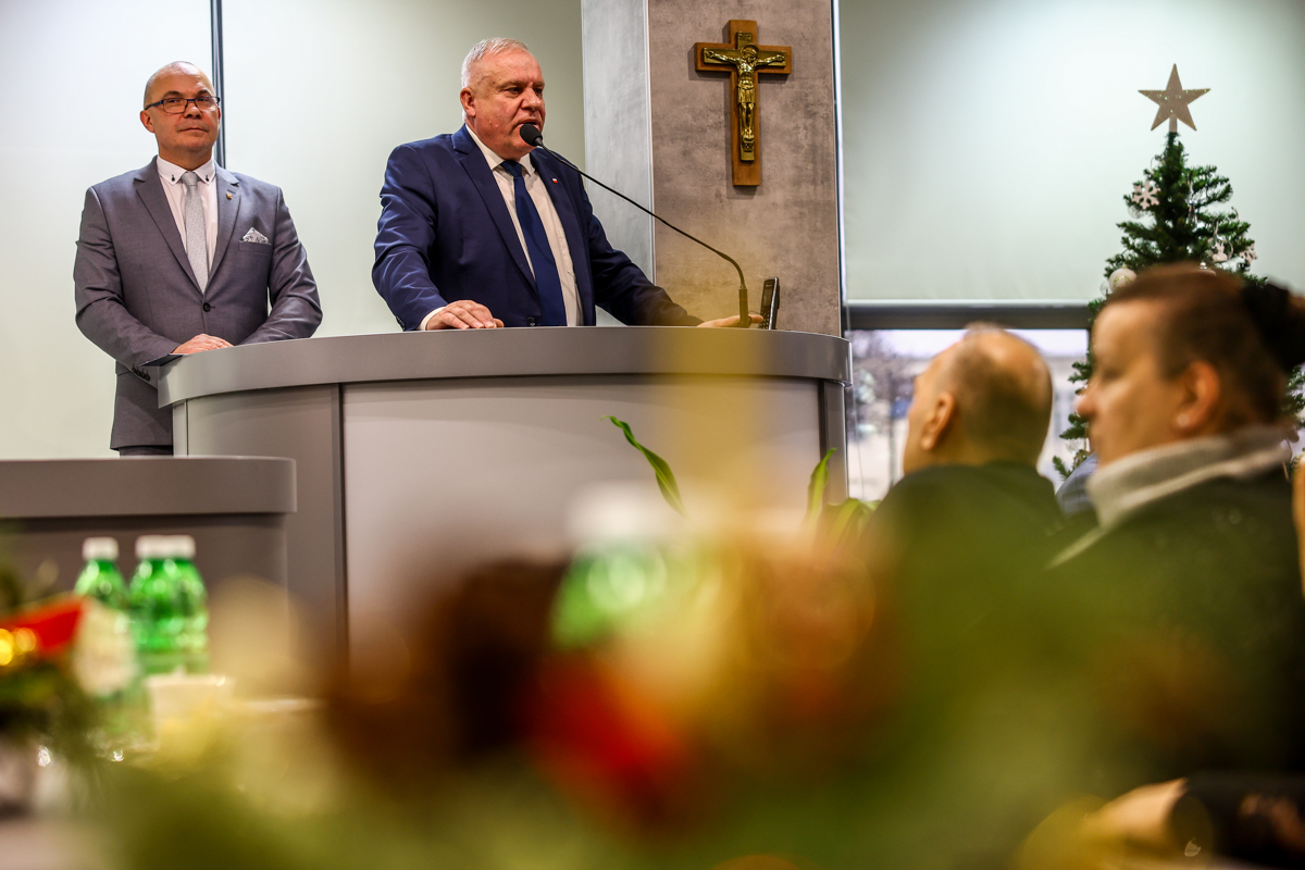 Wicemarszałek Ryszard Pagacz stoi przy mównicy.