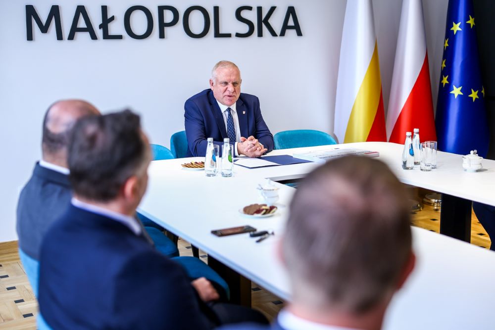 Wicemarszałek Ryszard Pagacz siedzi przy stole