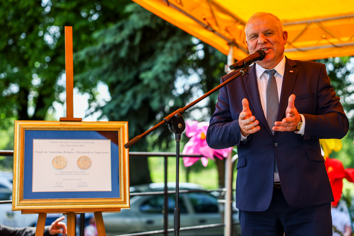 Wicemarszałek Ryszard Pagacz stoi przy mikrofonie.
