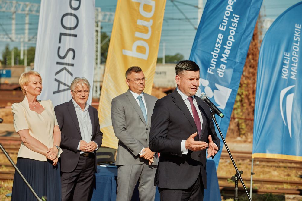 Marszałek Łukasz Smółka stoi przy mikrofonie.