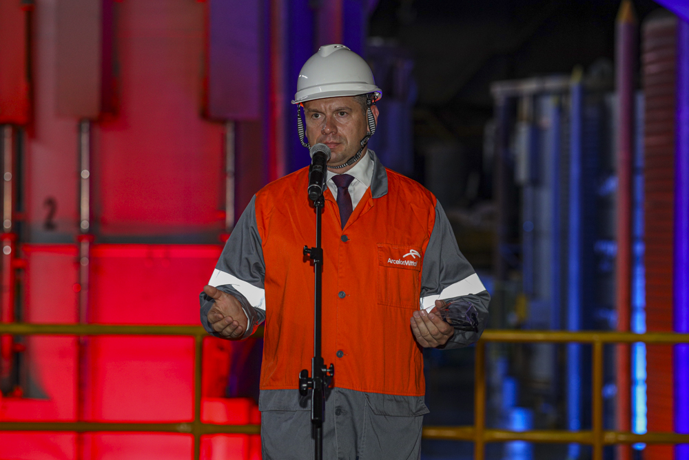 Marszałek Łukasz Smółka stoi przy mikrofonie.