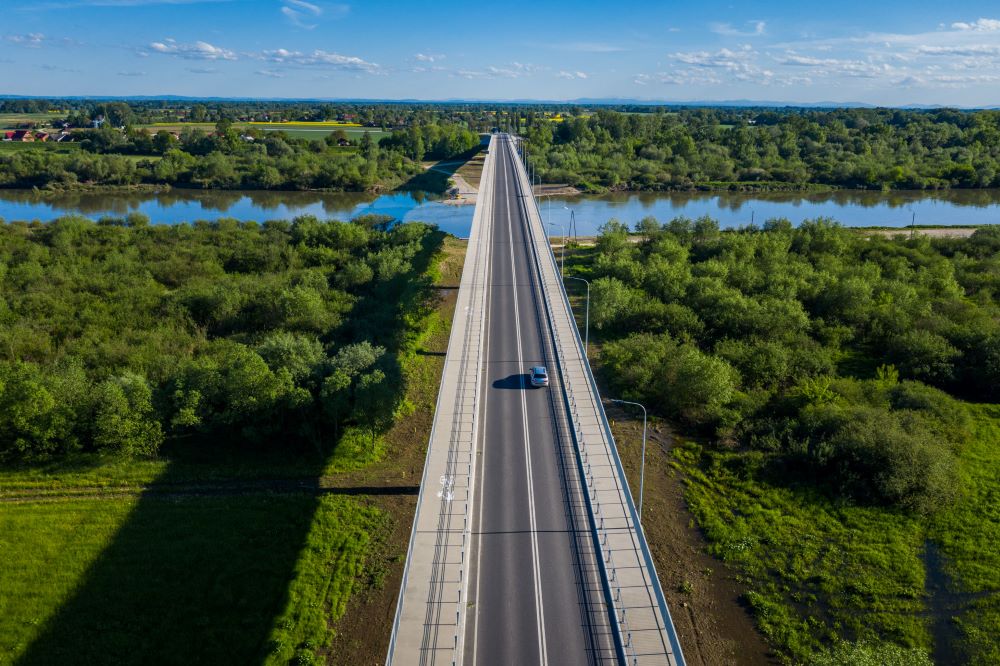 Most drogowy pośród zieleni