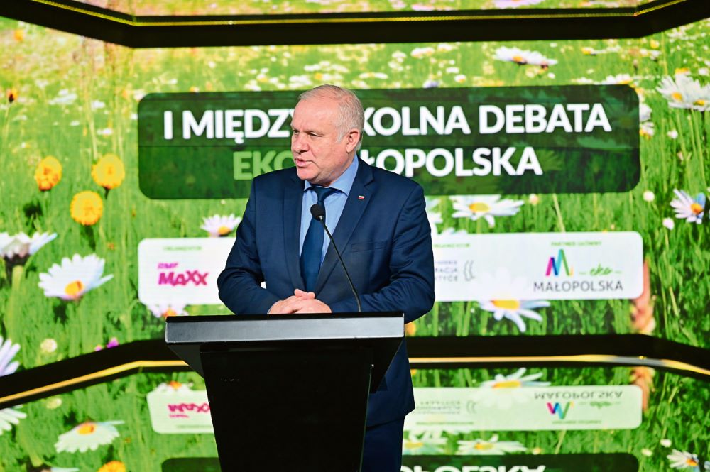 Wicemarszałek Ryszard Pagacz stoi przy mównicy.