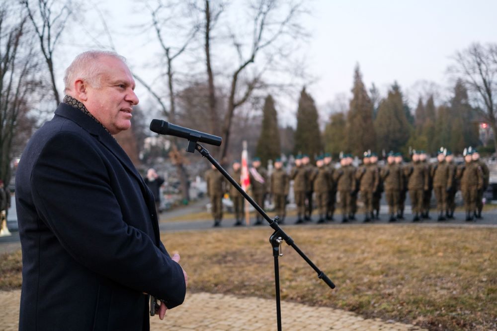 Wicemarszałek Ryszard Pagacz stoi przy mikrofonie.