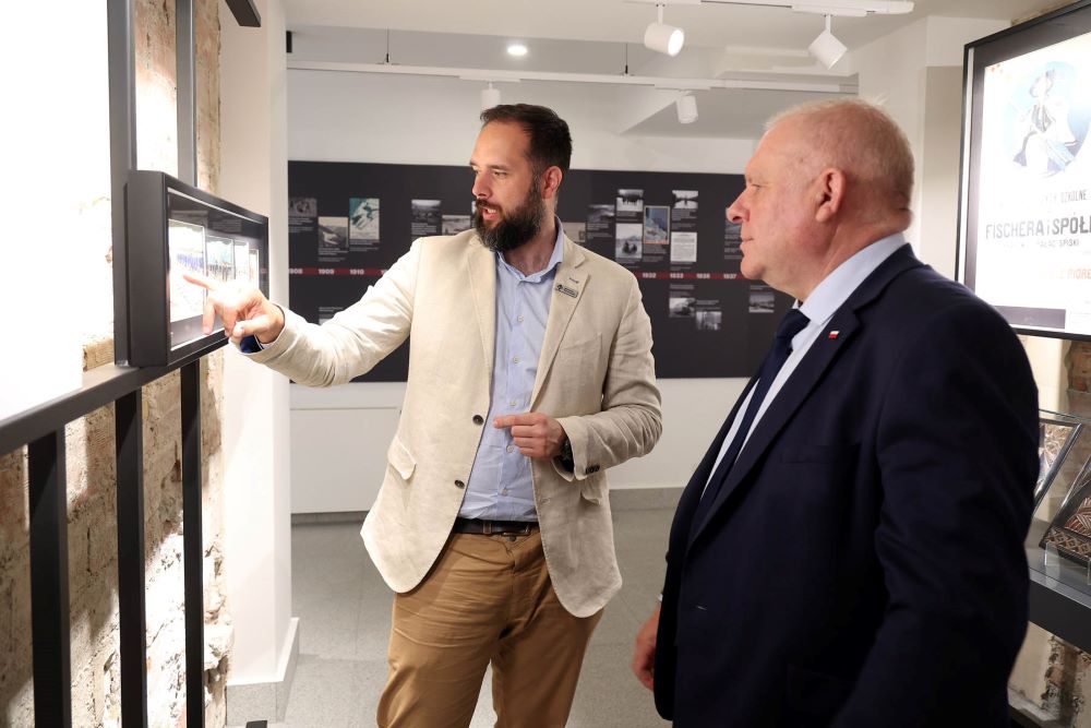 Wicemarszałek Ryszard Pagacz i dyrektor muzeum.
