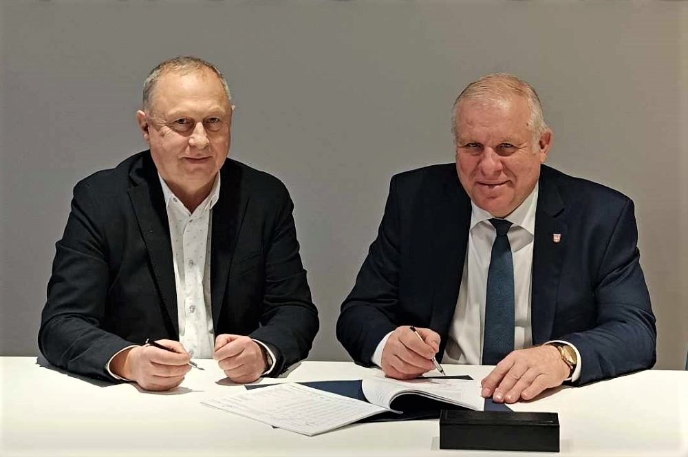 Wicemarszałek Ryszard Pagacz siedzi przy stole z mężczyzną.