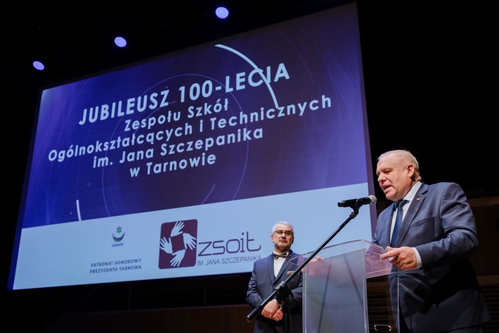 Wicemarszałek Ryszard Pagacz stoi na scenie.