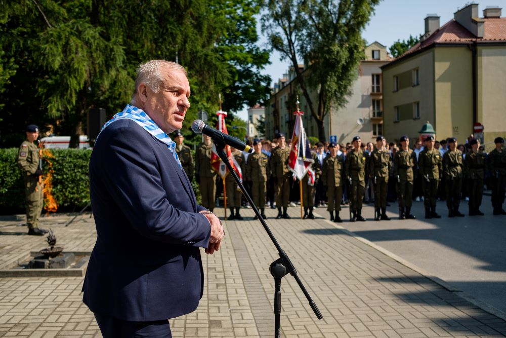 Wicemarszałek Ryszard Pagacz stoi przy mikrofonie.