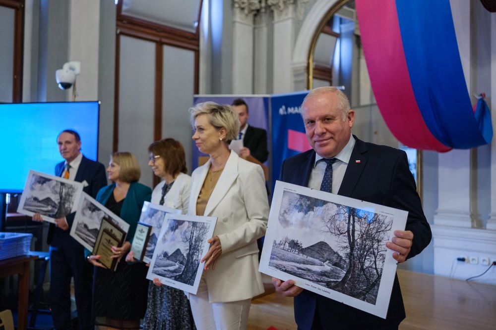 Wicemarszałek Ryszard Pagacz trzyma w rękach obraz.