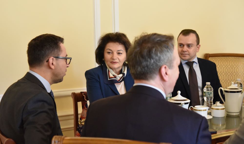 Jadwiga Wójtowicz rozmwia z Konsulem RP