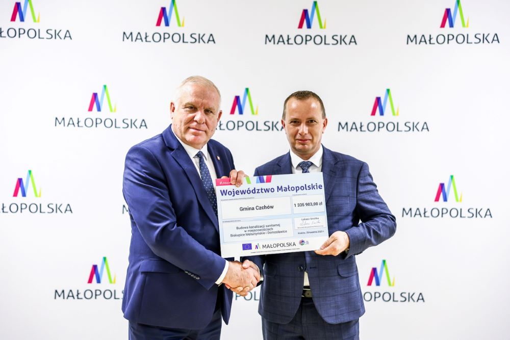Wicemarszałek Ryszard Pagacz wręcza promesę.