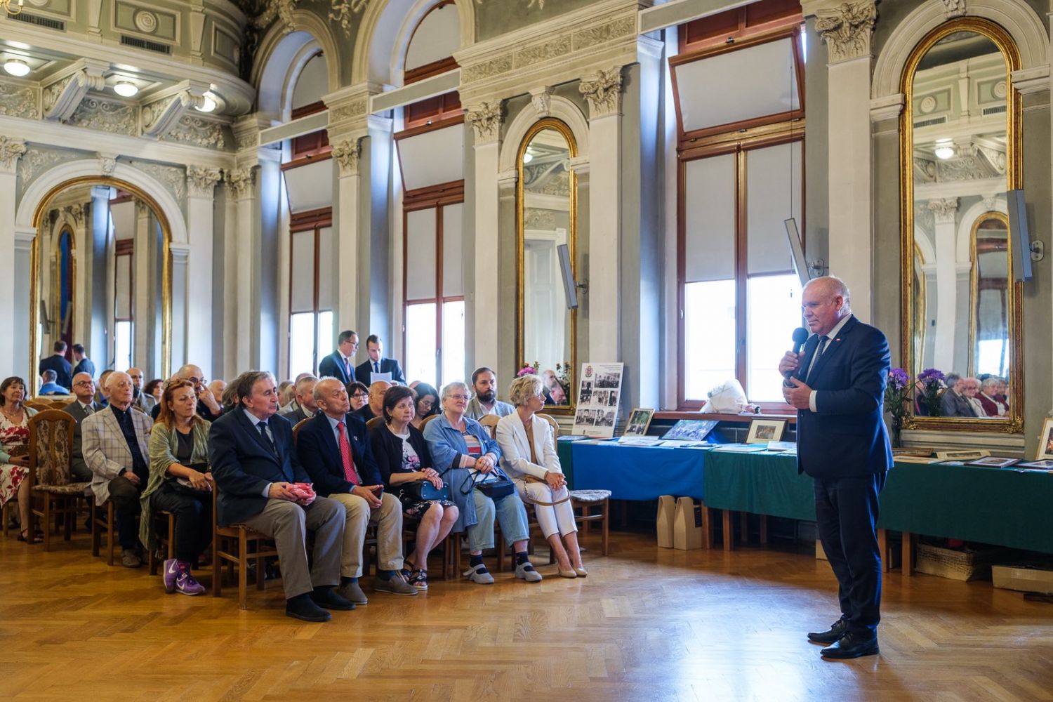 Wicemarszałek Ryszard Pagacz stoi przed publicznością.