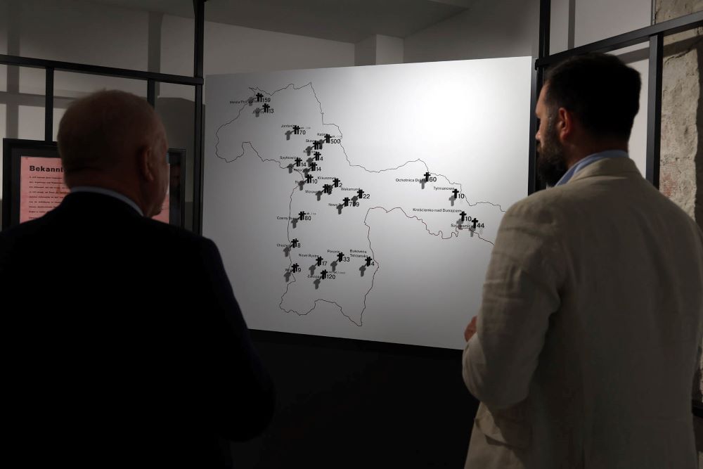 Wicemarszałek Ryszard Pagacz i dyrektor muzeum oglądają mapę.