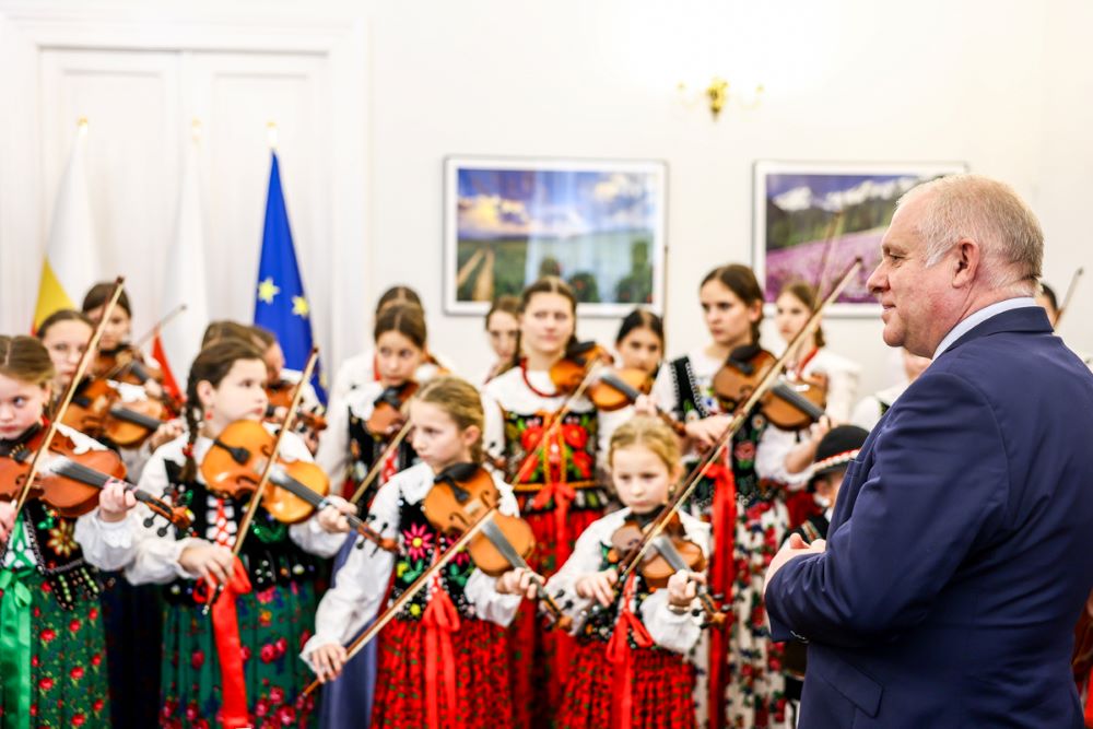 Wicemarszałek Ryszard Pagacz z góralami.