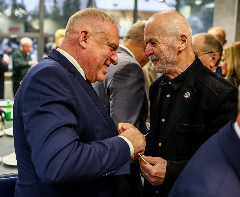 Wicemarszałek Ryszard Pagacz składa życzenia mężczyźnie.
