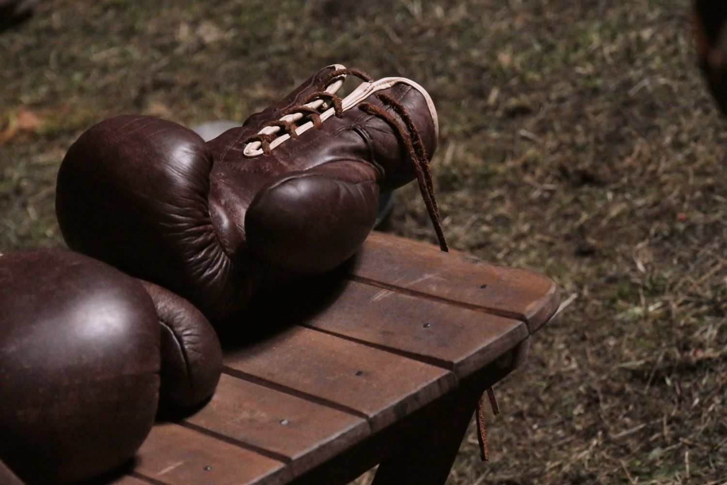 Auschwitz, boks i chleb - scena z dokumentu. Na zdjęciu rękawica bokserska.