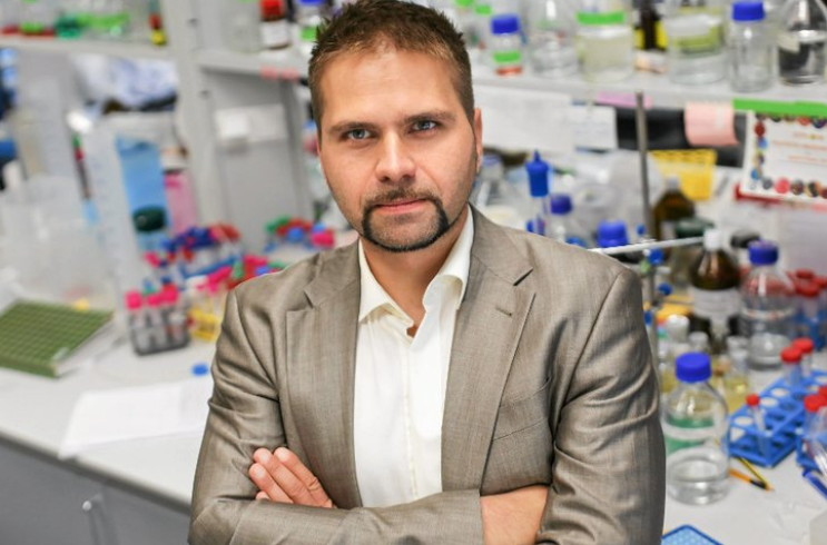 Profesor Krzysztof Pyrć, kierownik Pracowni Wirusologii z Małopolskiego Centrum Biotechnologii Uniwersytetu Jagiellońskiego, stworzył substancję, która hamuje koronawirusa