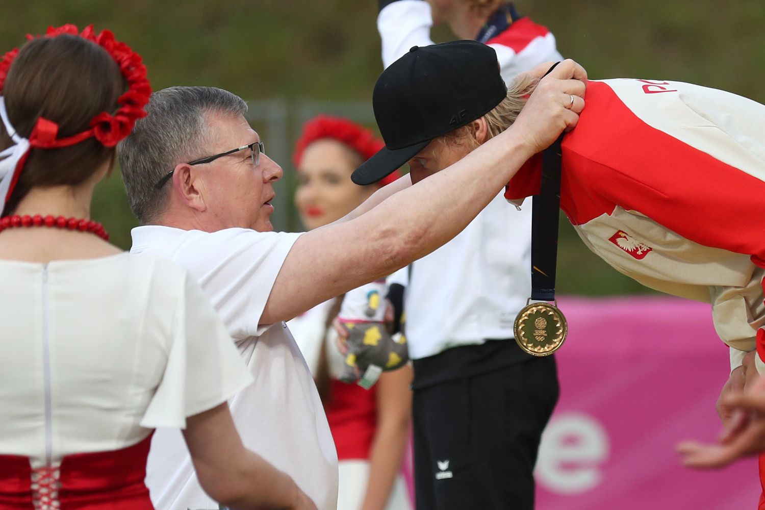 Ceremonia dekoracji w konkurencji skoki narciarskie, zwycieżcą Dawid Kubacki, medal wręcza Witold Kozłowski, Marszałek Województwa Małopolskiego